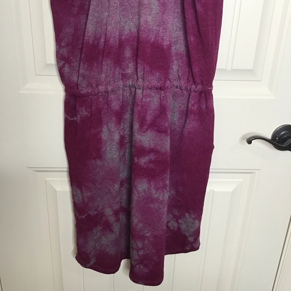 SUNDRY for EVEREVE The Weekender Dress in Berry Tie Dye. - Picture 8 of 11